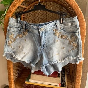 Jean shorts with floral embroidering